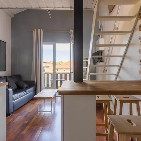 Mezzanine بيسكاروس